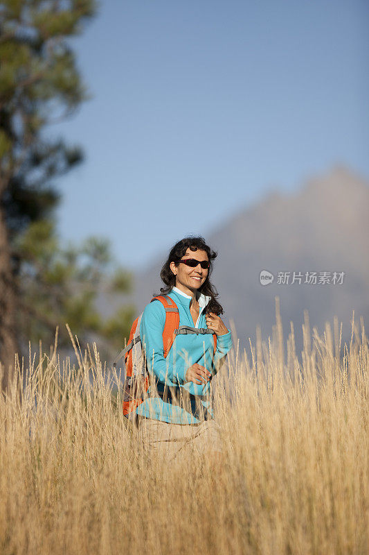 在加拿大阿尔伯塔的落基山脉背包徒步旅行的女人