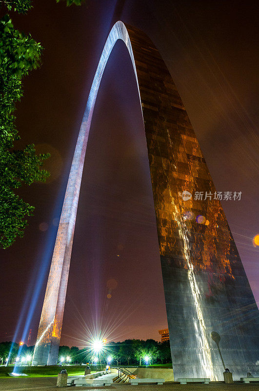 夜晚的拱门，美国密苏里州