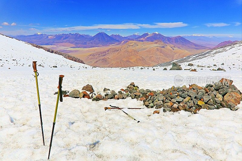 北欧徒步滑雪杆上的Lascar雪火山-戏剧性的阿塔卡马沙漠高原景观全景，雪顶火山，田诗化的阿塔卡马沙漠，火山景观全景-圣佩德罗阿塔卡马，智利，Bolívia和阿根廷边境