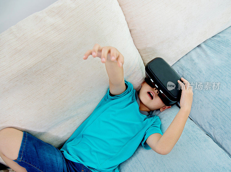 小男孩在家戴着虚拟现实头盔