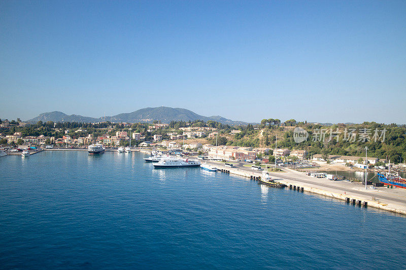 希腊科孚岛的港口，有客运码头和渡轮