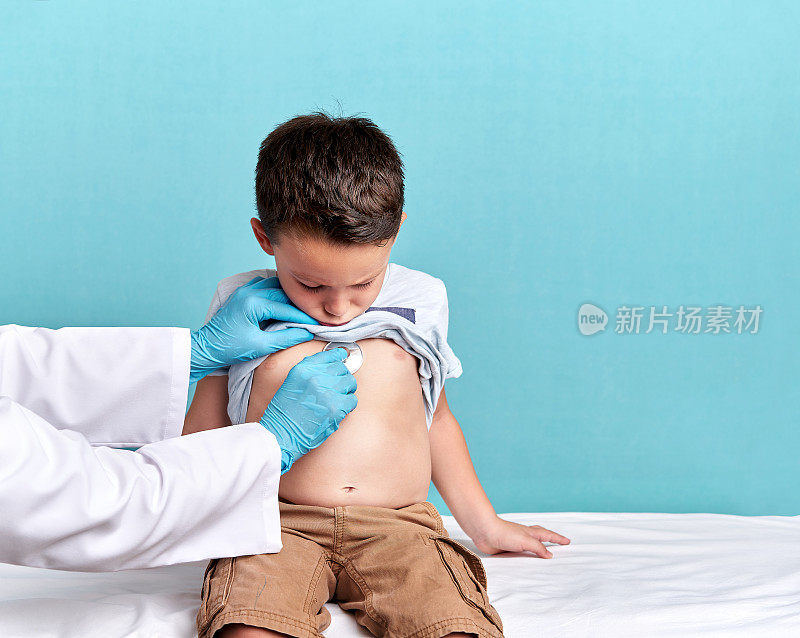 医生正在给孩子检查身体。