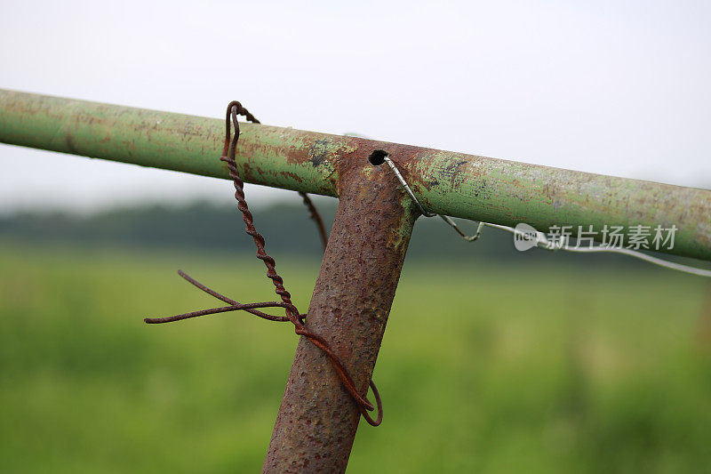 印第安纳州农场的金属晾衣绳