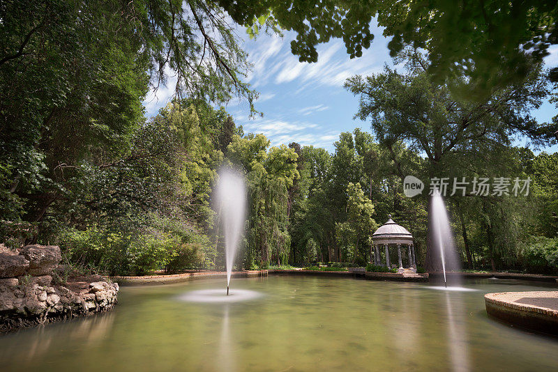 西班牙马德里，Aranjuez公园里的中式池塘。