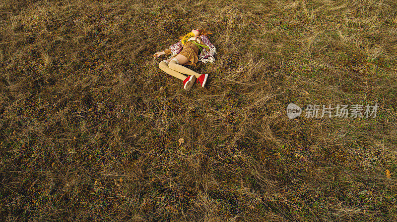 一个嬉皮女孩躺在草地上