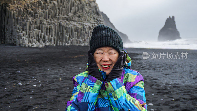 亚洲年长女性有梦想旅行到冰岛，黑海滩