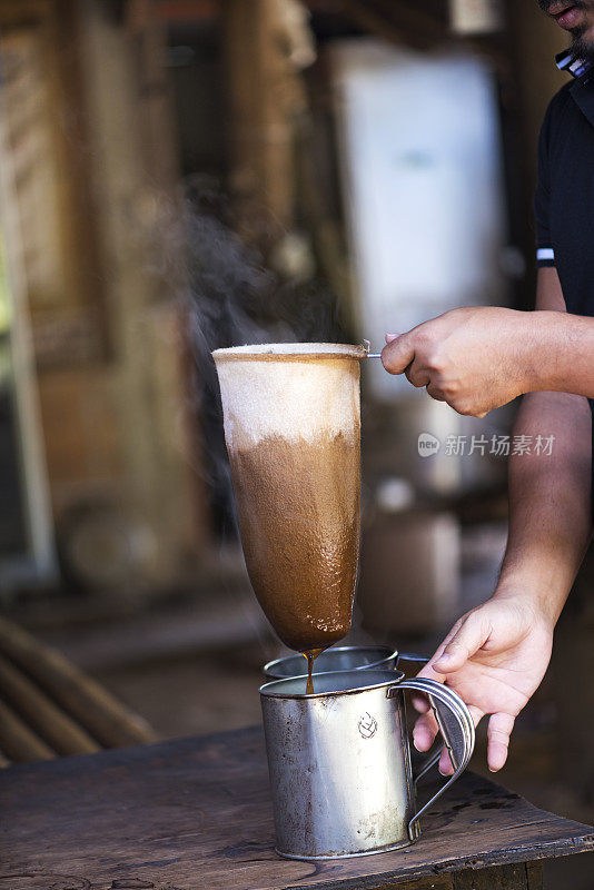 传统的泰国过滤咖啡的方法