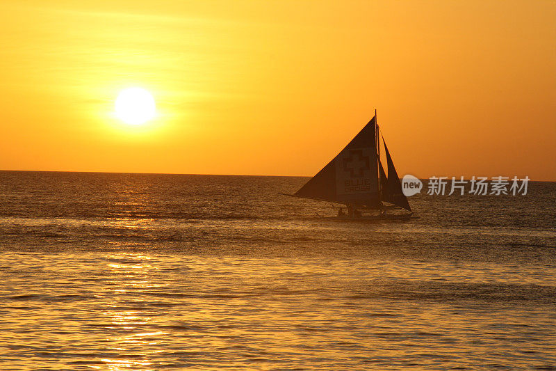 日落时分，菲律宾长滩岛白沙滩上的小船