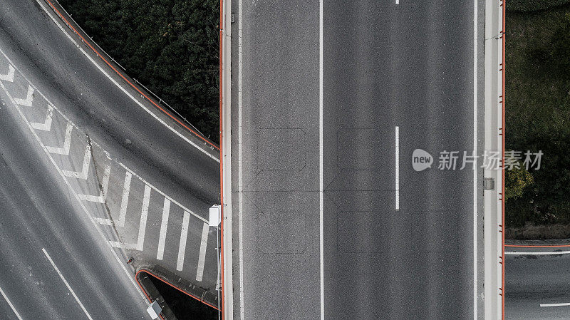 多云天气城市公路和立交桥鸟瞰图