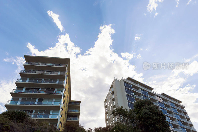 公寓大楼，低角度视图，天空背景，拷贝空间