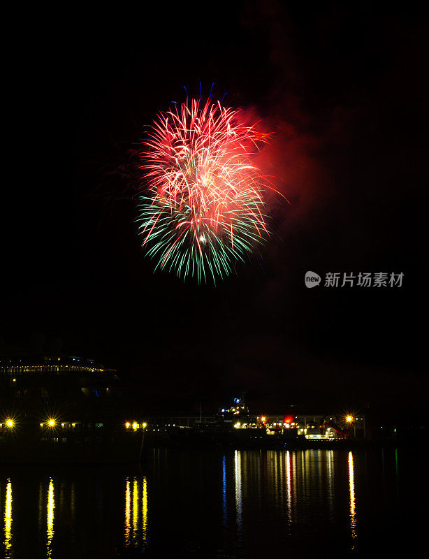 烟花在水