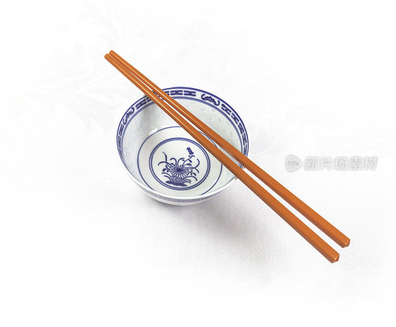 白色背景的亚洲饭碗上的筷子