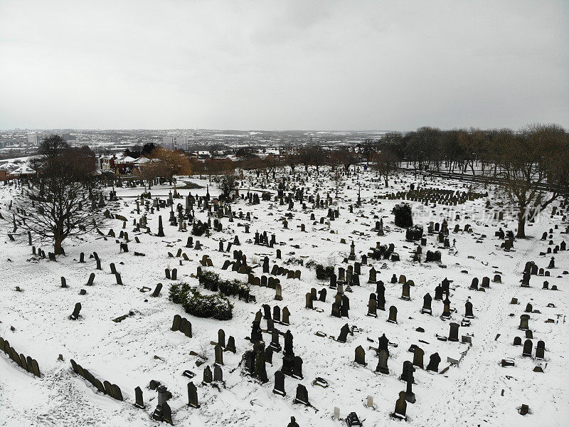 英国墓地的雪景航拍照片