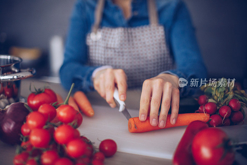 女人切蔬菜