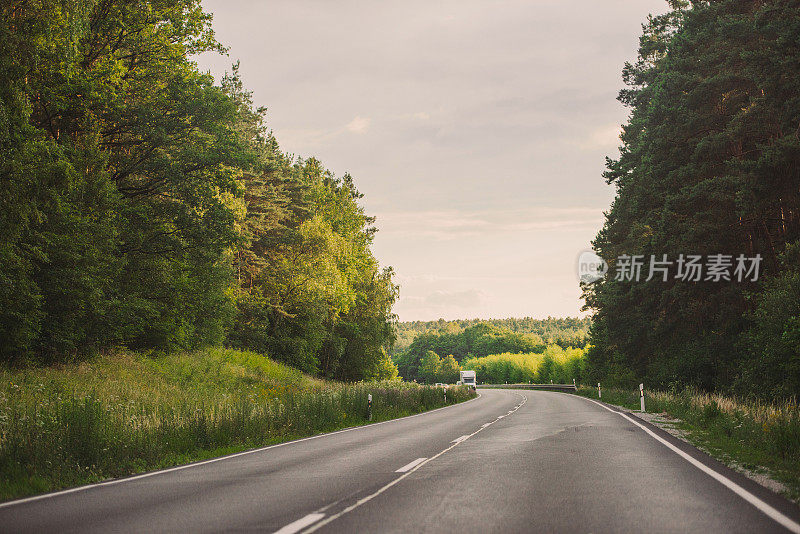 道路在德国的乡村景象