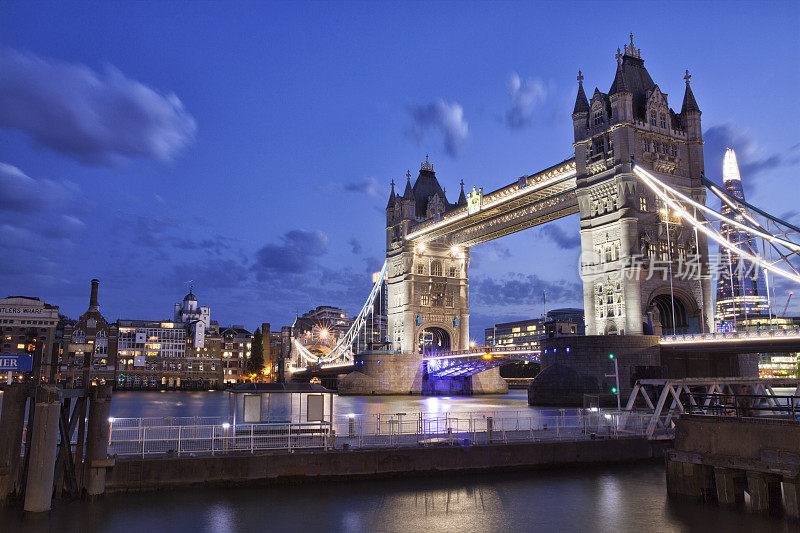 伦敦塔桥夜景，英国