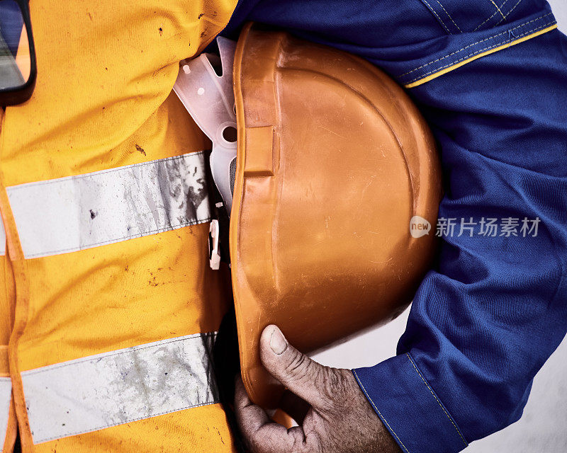 建筑工人的高能见度安全夹克和安全帽