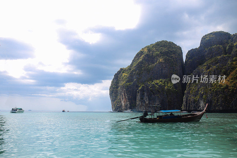 长尾船在玛雅湾海滩，皮皮岛，泰国