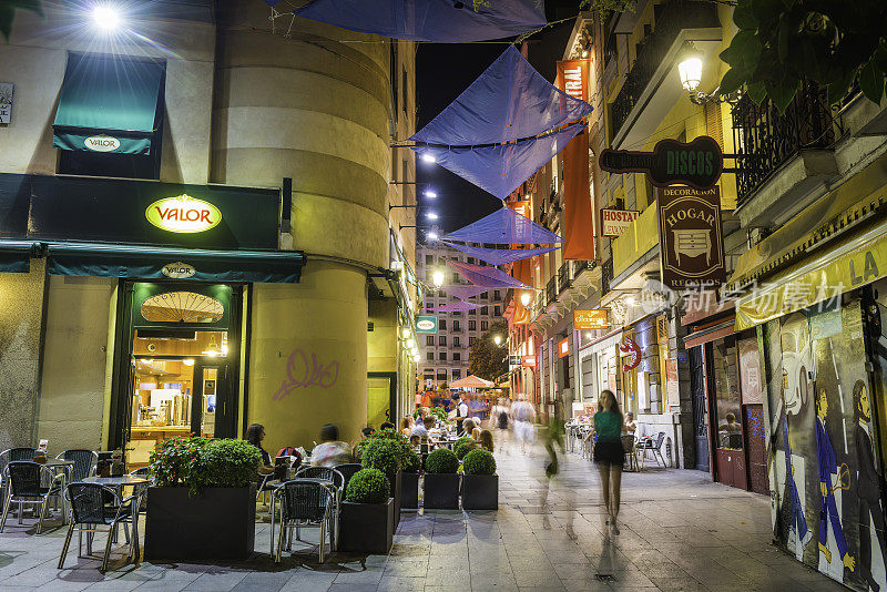 马德里的露天餐厅，酒吧，繁忙的夜生活，五颜六色的西班牙后街