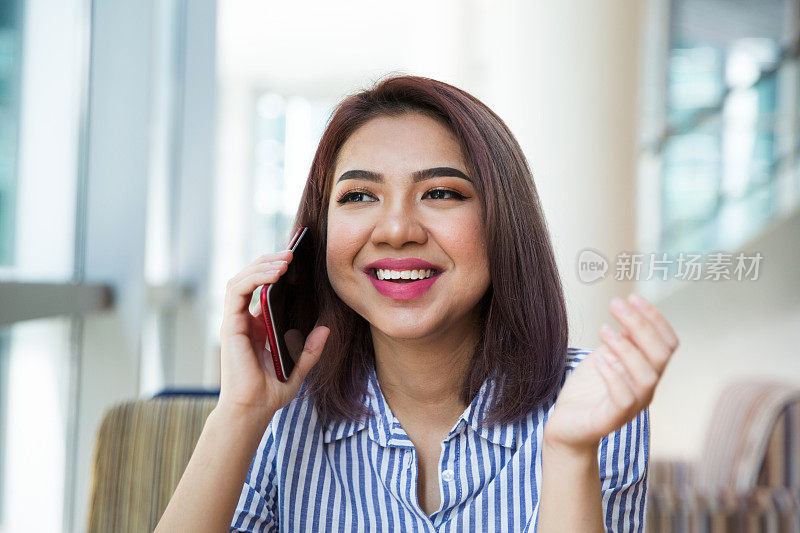 在咖啡馆里打电话的女人