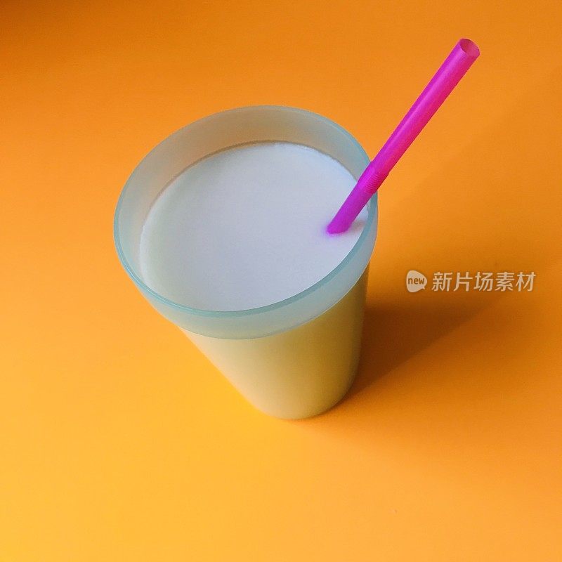 塑料杯牛奶和橙汁吸管