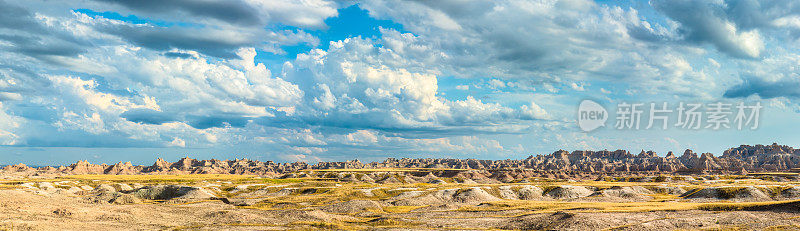 在美国南达科他州的Badlands国家公园被侵蚀岩层的全景