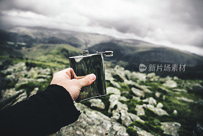 一个拿着酒瓶的男人的手