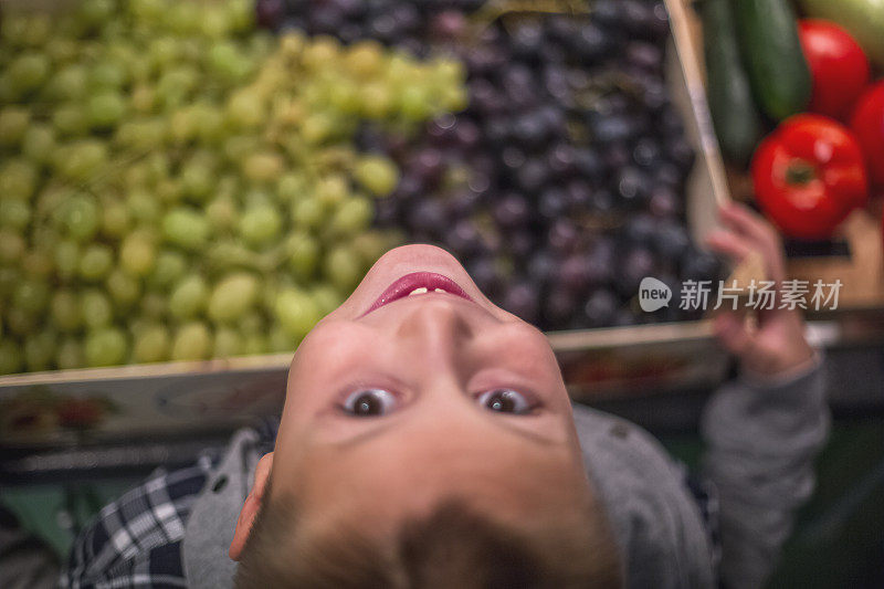 男孩把健康食物带回家