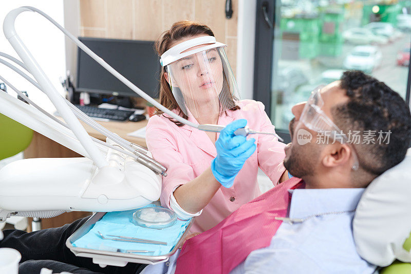 女牙医与病人一起工作