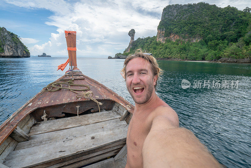 一名兴高采烈的年轻人在泰国跳岛旅游上自拍。人们旅游目的地度假夏季概念。