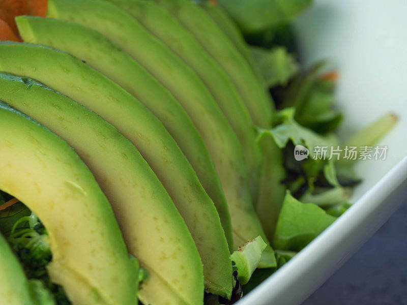 新鲜的沙拉鳄梨片和混合蔬菜特写