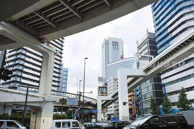 日本东京市区街道上的交通状况