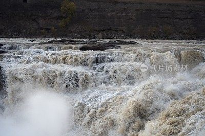 黄河壶口瀑布雄伟壮观，连绵不绝