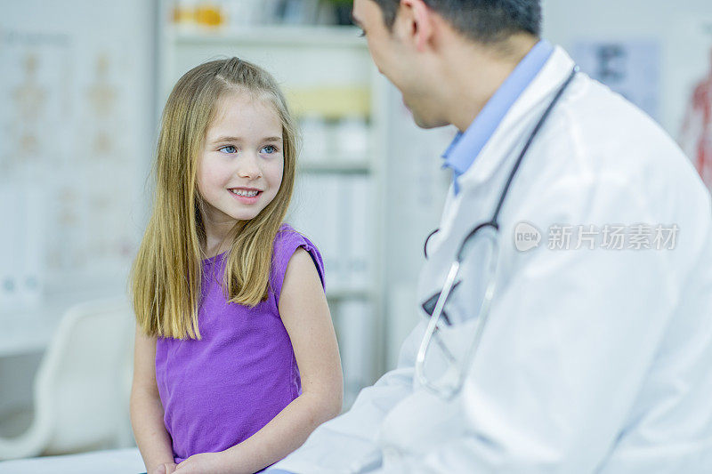 医生给一个小女孩做检查
