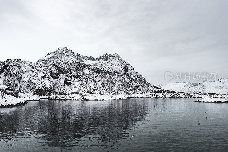 挪威北部Senja岛的海湾冬季