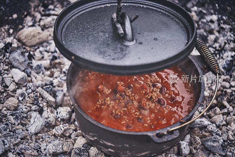 在荷兰烤炉上用原木火烹饪辣味牛肉