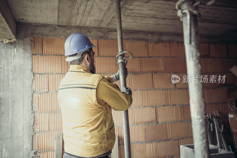 建筑工地上的建筑工人