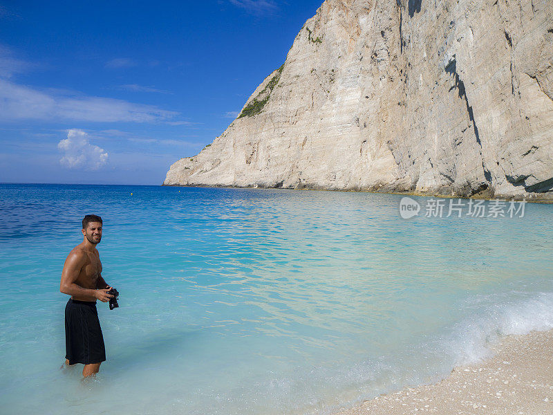 游客摄影师在希腊的蓝色水域