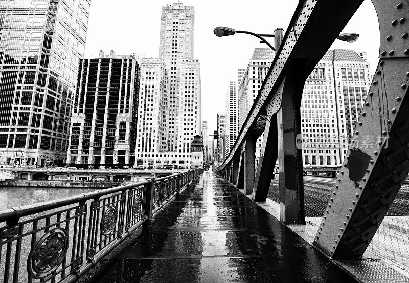芝加哥市中心桥。黑色和白色。
