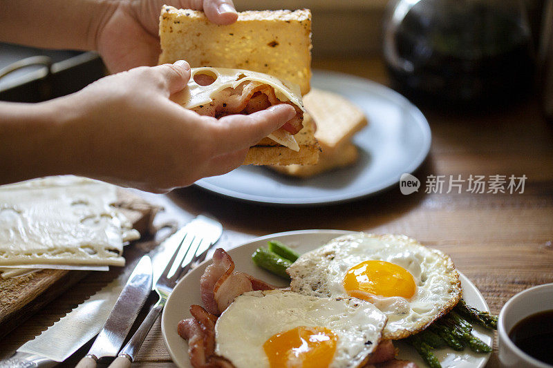 自制健康早餐:艾门塔尔芝士培根三明治，煎蛋和芦笋