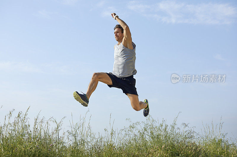 夏天在公园里蹦蹦跳跳的运动员