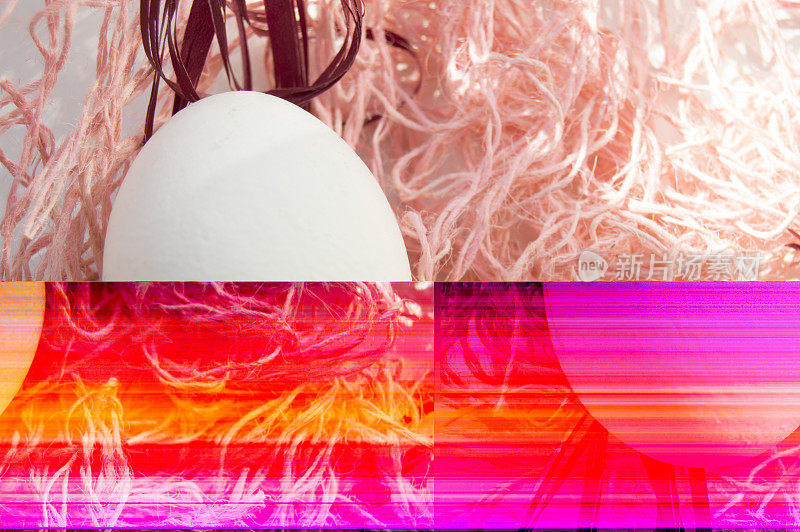 拍摄复活节，一个鸡蛋在粉红色的背景-损坏的文件。摘要纹理背景噪声故障摄像机VHS像素错误。
