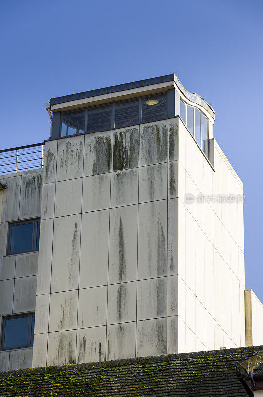 吉尔福德(Guildford)新建筑上肮脏的现代覆层板