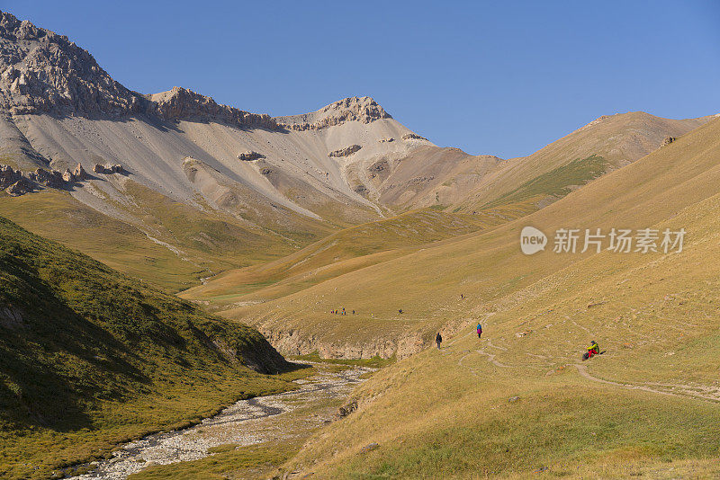 徒步者，从塔什拉巴特到4000米高的山口与中国，吉尔吉斯斯坦边境附近
