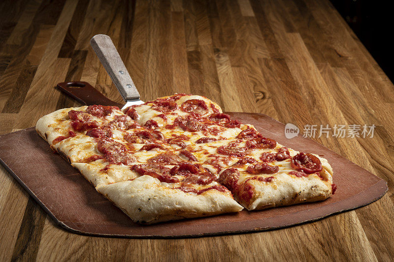 意大利辣香肠披萨吧食品