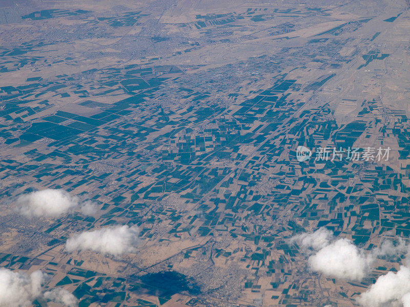 伊朗沙漠地形从空中几乎没有云