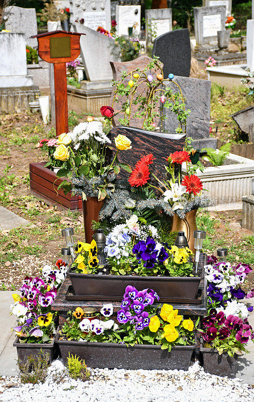 公共墓地墓碑上的鲜花
