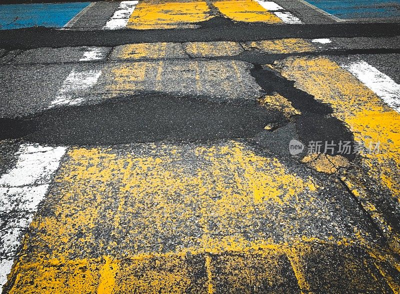 维护不善的坑洼、裂缝和破碎的道路