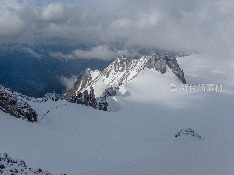 冬季仙境。的雪山风景。雾蒙蒙的天