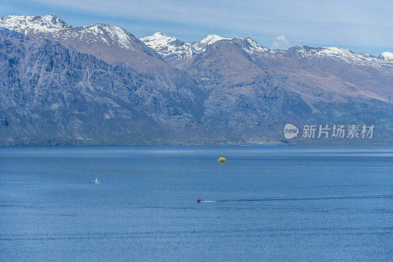 新西兰皇后镇瓦卡蒂普湖的风景。文本复制空间